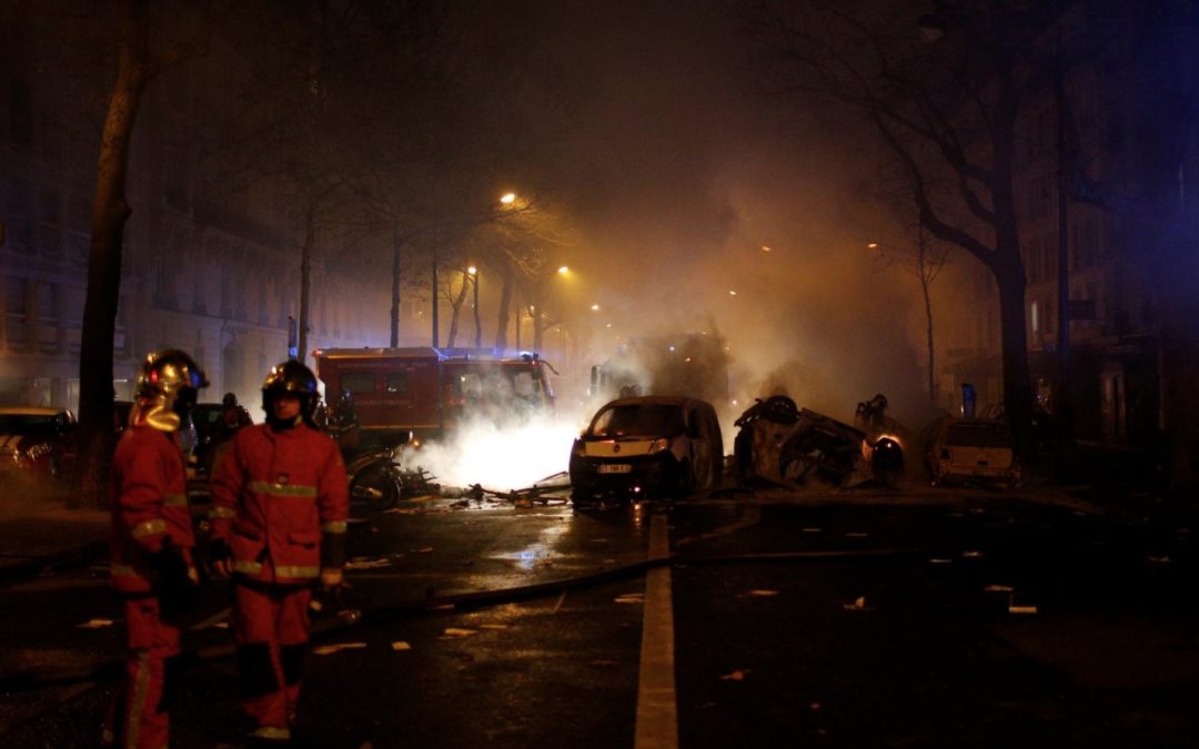 Roving gangs of “yellow vest” militants set heart of Paris ablaze